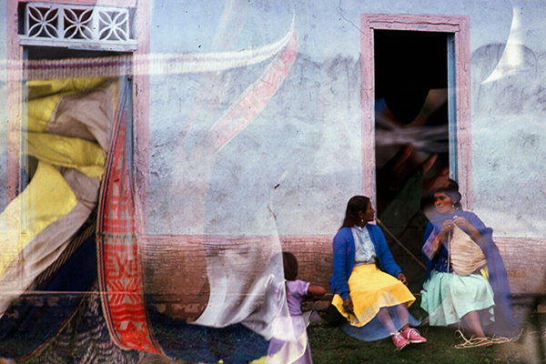Mujeres indígenas tejiendo.  Cauca - Tierradentro, Colombia